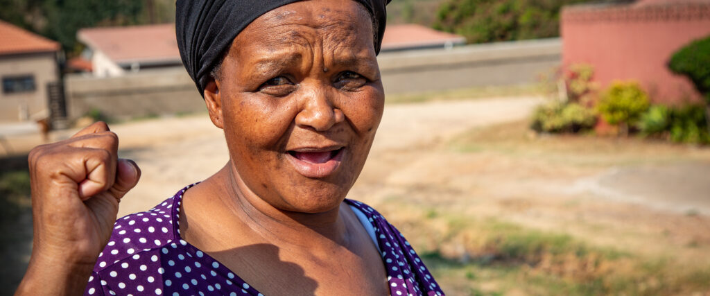 Llonlanhla Mtethudwa deltar i kvinnoorganisationen SRWA som stöds av FSEJ och kämpar för ett rättvisare samhälle. Foto: Erik Törner