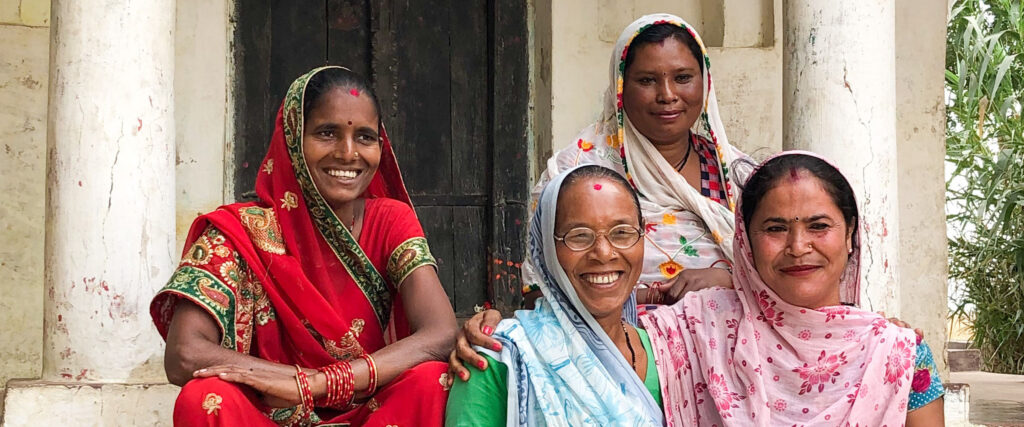 Radhika (överst till höger) arbetar tillsammans med andra kvinnor för att stoppa barnäktenskap. Foto: Oksana Riazantseva/IM