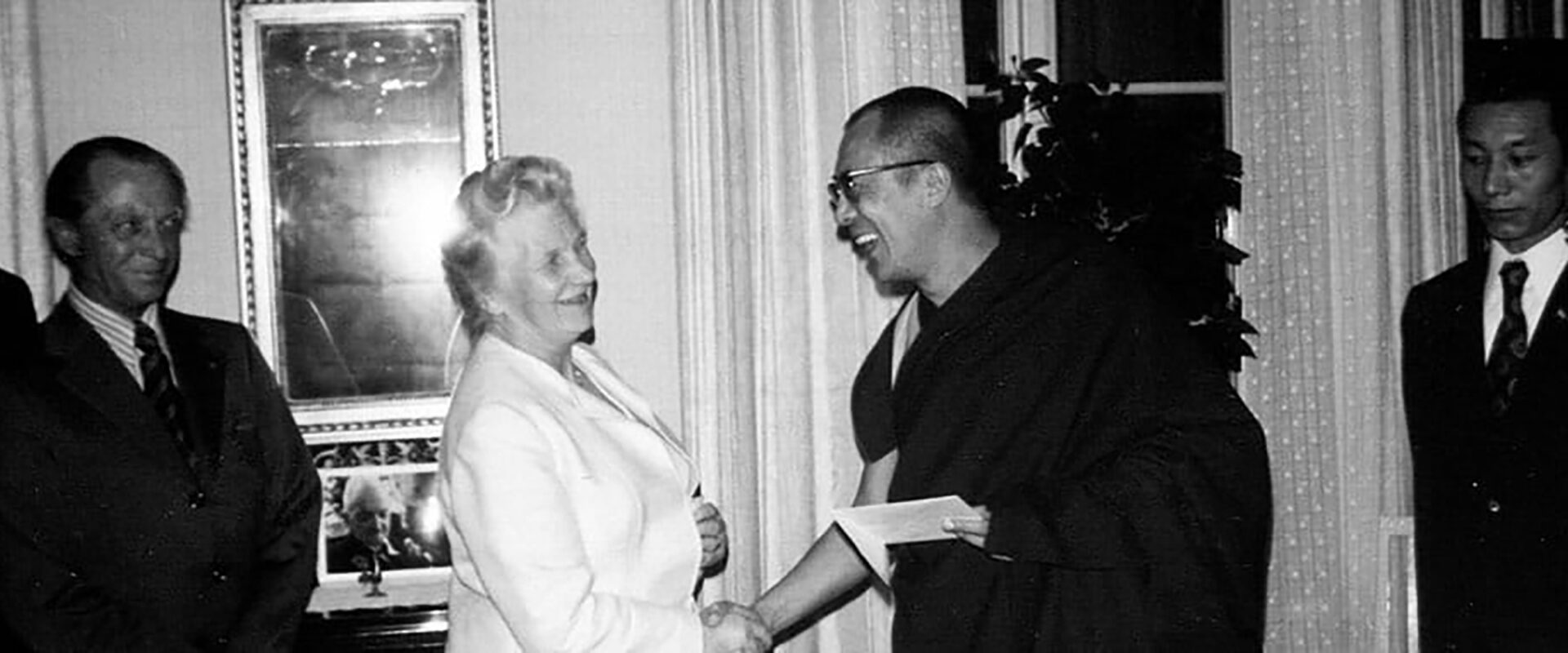Dalai lama besöker Britta Holmström i hennes hem 1973