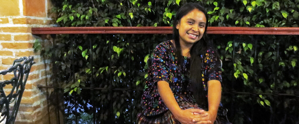 Nelsy Dalilia Ac Caal på ett café med en lummig innergård i staden Cobán.