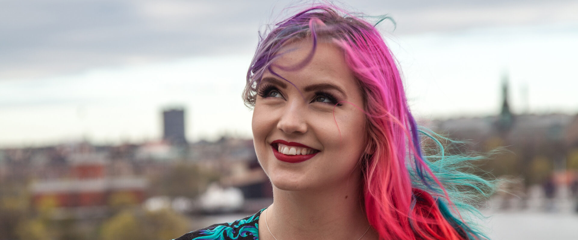 Linnéa Claeson står upp för kvinnors och flickors rättigheter varje dag. Foto: Erik Törner