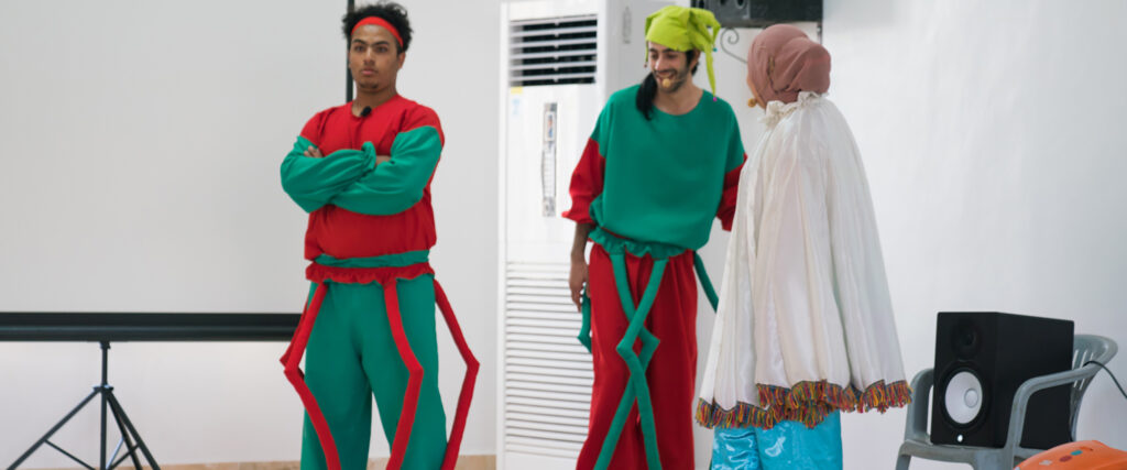 Mahmoud Saradeeh och Ameer Murad (mitten) deltar i barnföreställningen Dahnoun