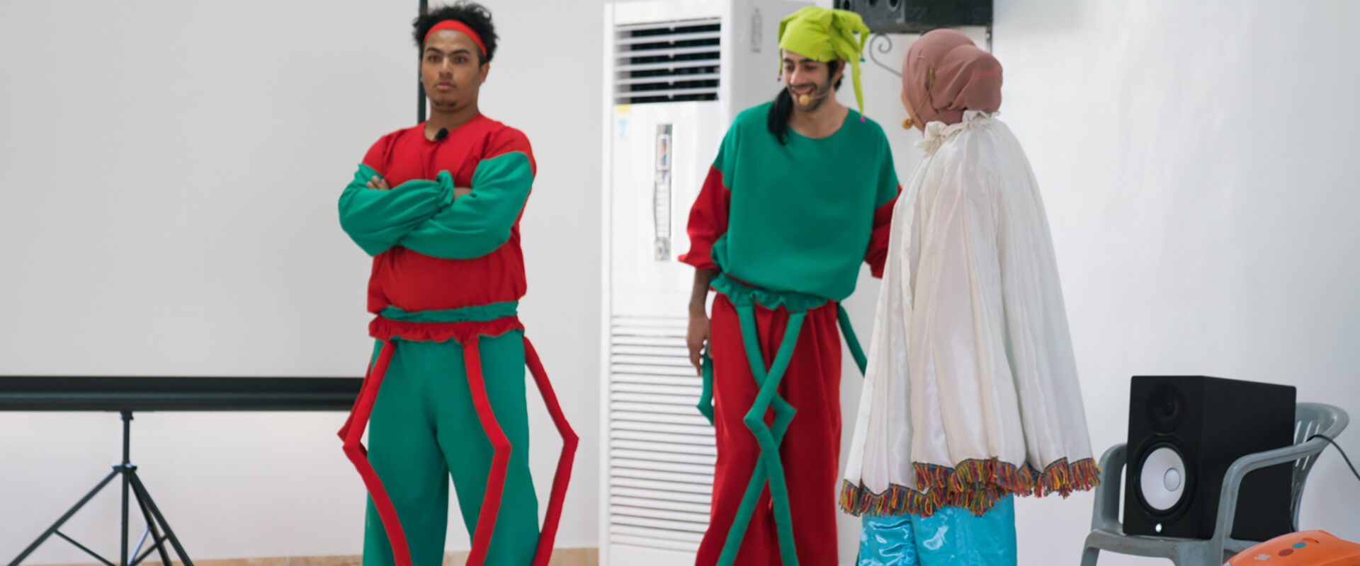 Mahmoud Saradeeh och Ameer Murad (mitten) deltar i barnföreställningen Dahnoun