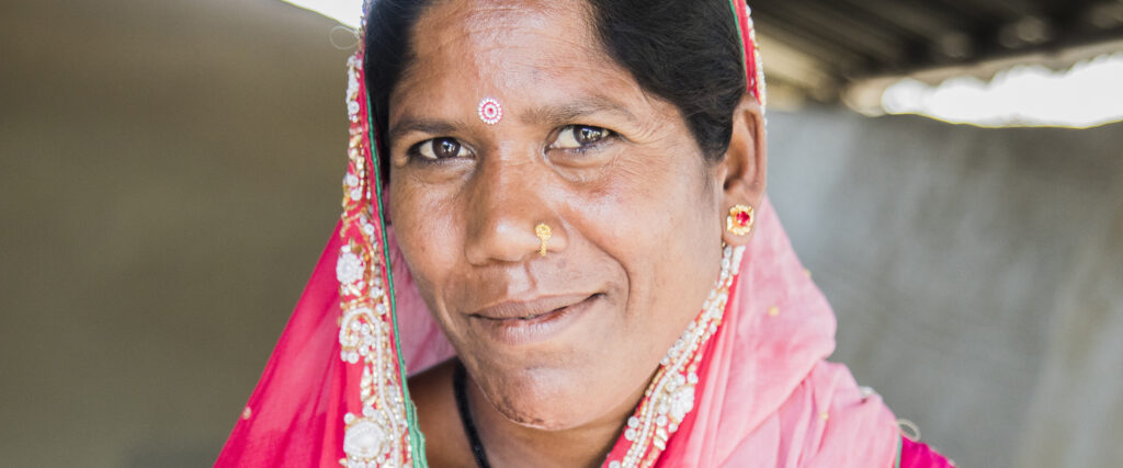 Kusmawati Natuwa är stolt över att kunna tjäna egna pengar för första gången i sitt liv. Foto: Malin Kihlström.