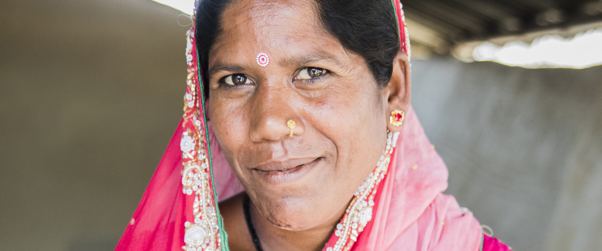 Kusmawati Natuwa är stolt över att kunna tjäna egna pengar för första gången i sitt liv. Foto: Malin Kihlström.