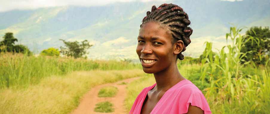 Alinafe Milanzi i närheten av sin hemby i Malawi. Foto: Samuel Chibaya.