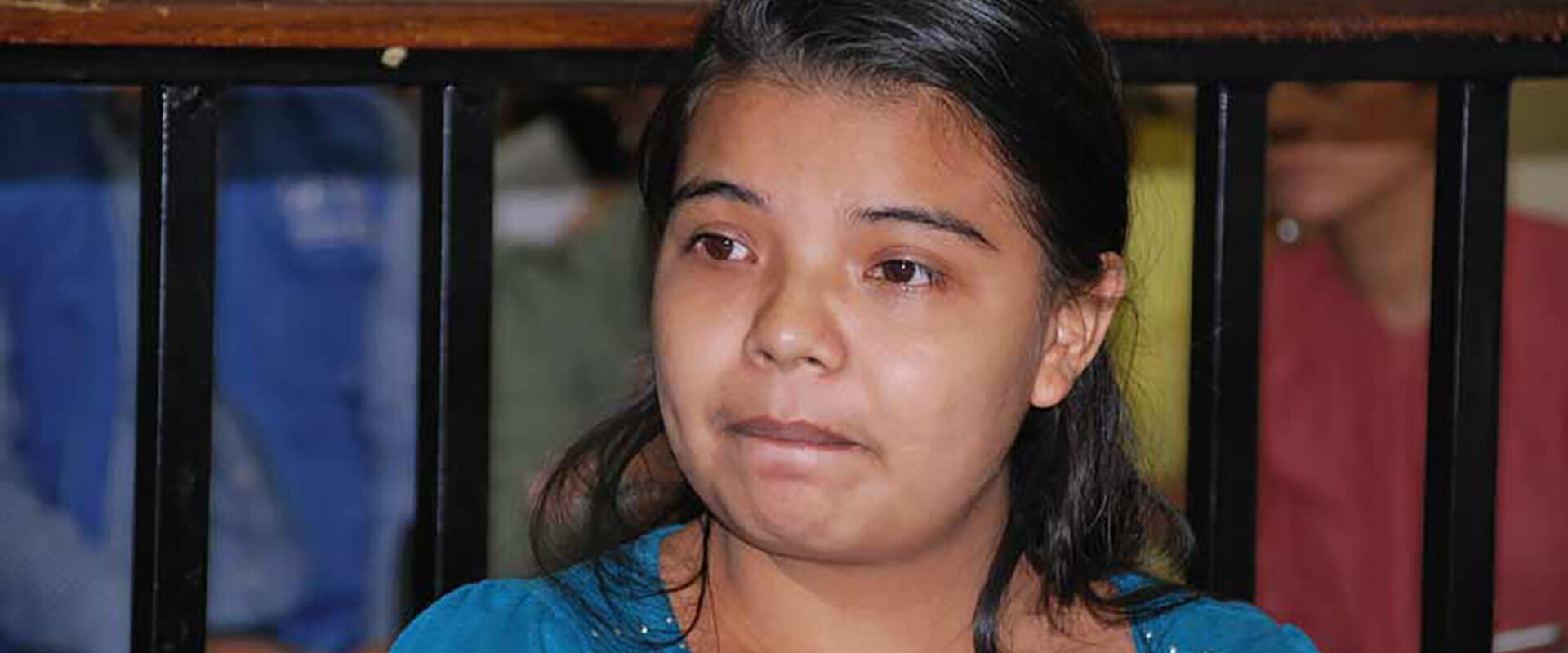 Imelda Cortez i rättegång. Hon har svart hår och en blå klänning på sig.