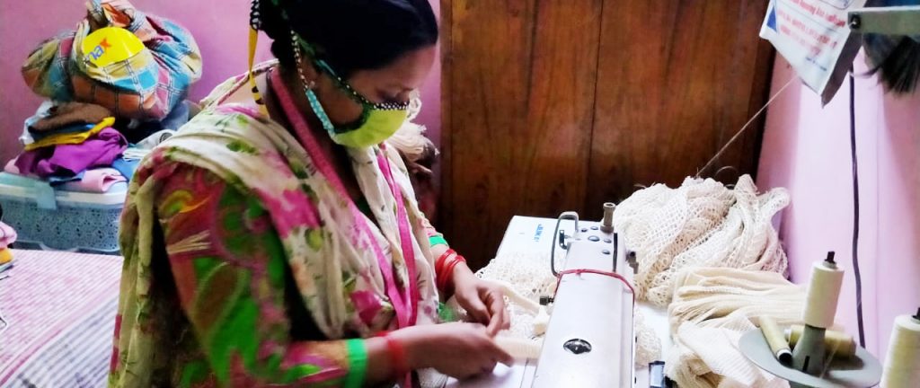 Sarita tillverkar grönsakspåsar och munskydd i sitt hem. Foto: MESH