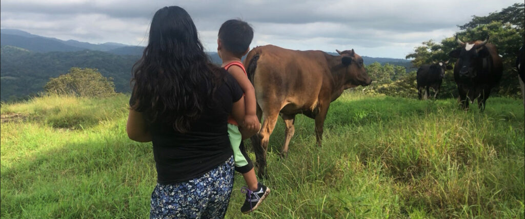 Silvia Hernandez Rivera tillsammans med sin son Michael Omar Perez