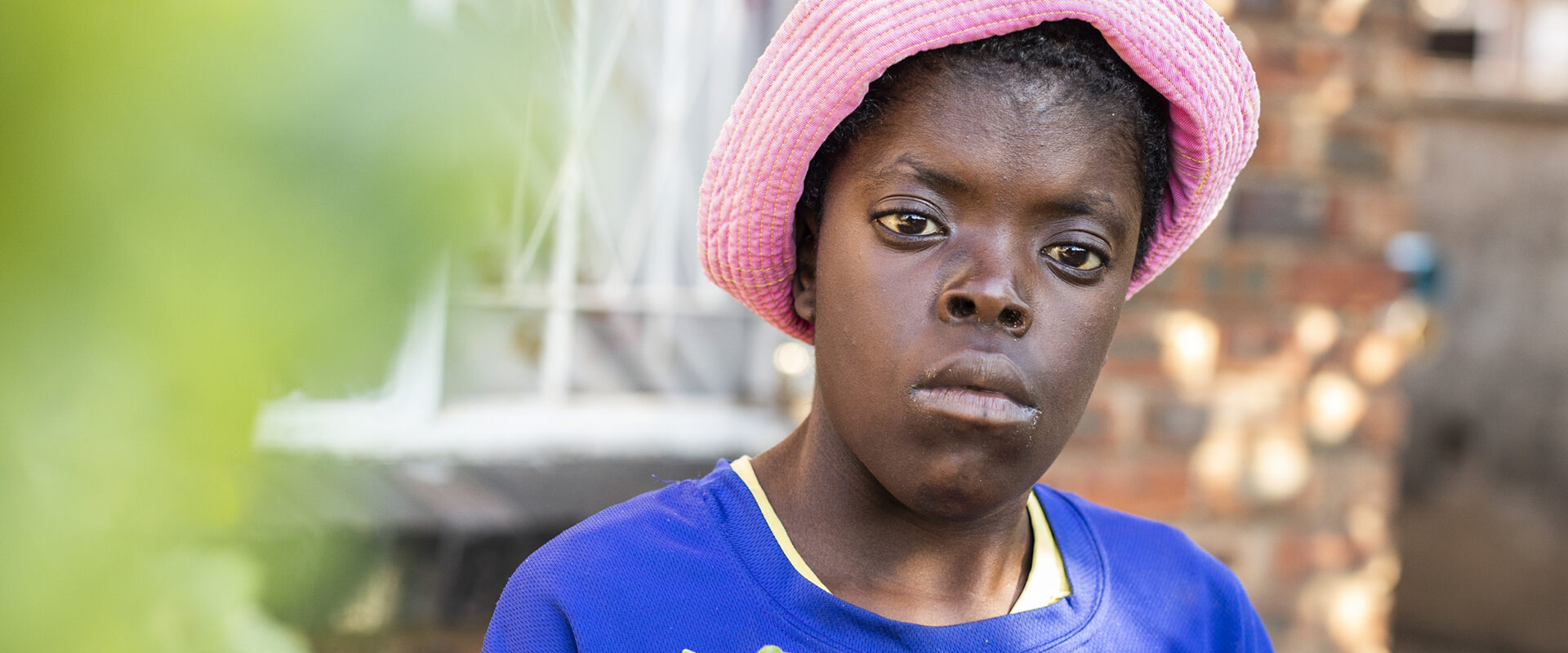Stellia 16 år framför familjens hus i Harare. Foto: Malin Kihlström IM.