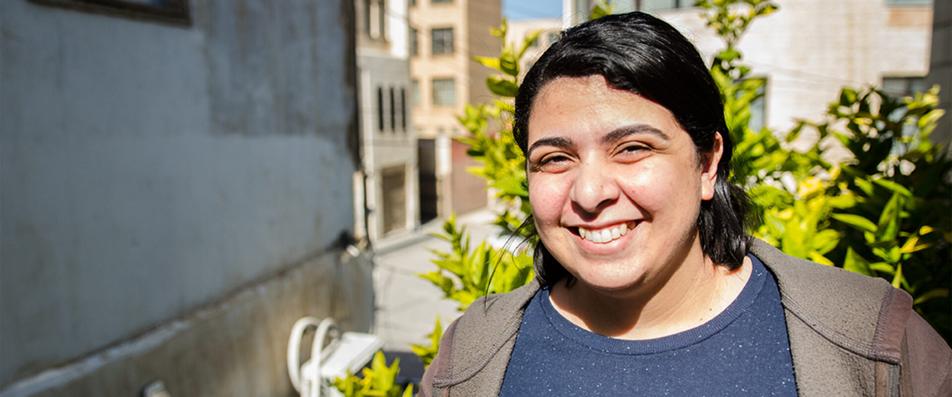 Wesal Abdullah utanför AWOs kontor i Amman 2019.