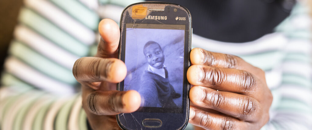 Miriam visar sin son Prince på mobiltelefonen. Foto: Malin Kihlström