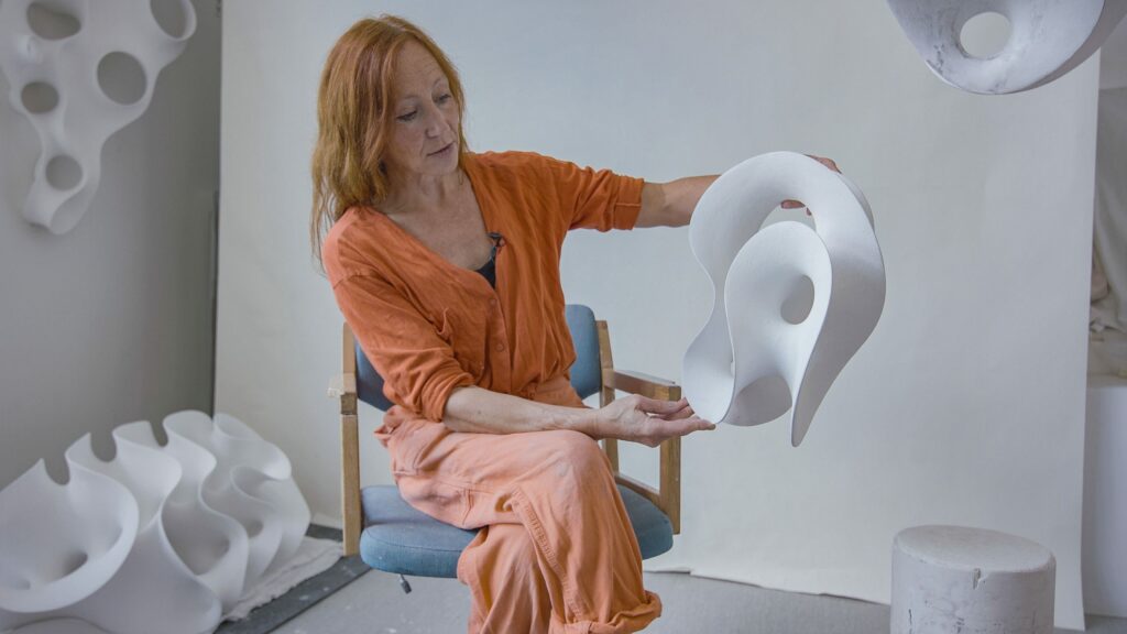 Eva Hild med sin Humanium Metal-skulptur.