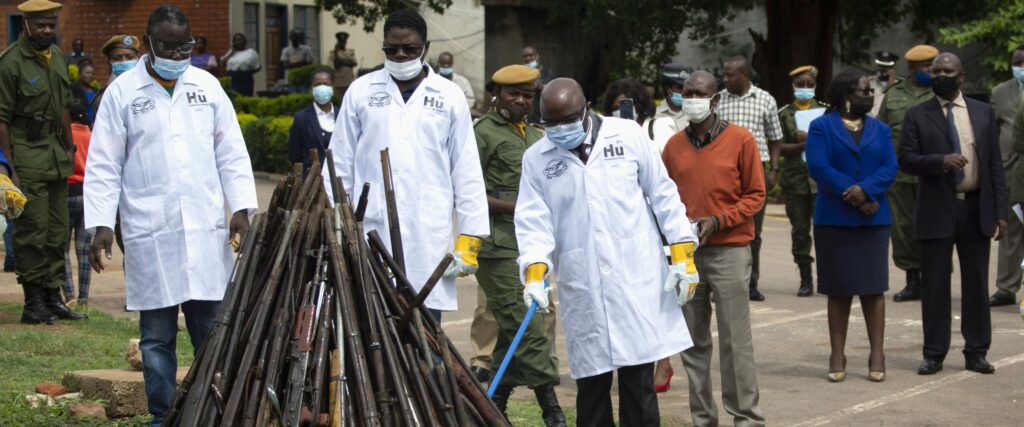 Zambias inrikesminister Stephen Kampyongo deltar i Humanium Metal-ceremoni