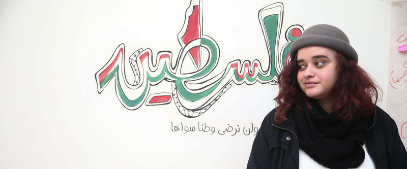 Kvinna framför en vägg