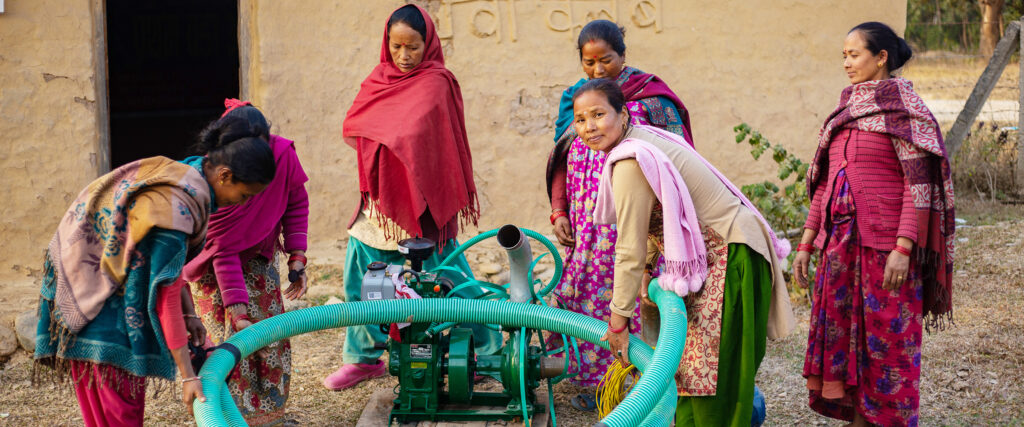 Kvinnor i Nepal som arbetar med bevattningspump