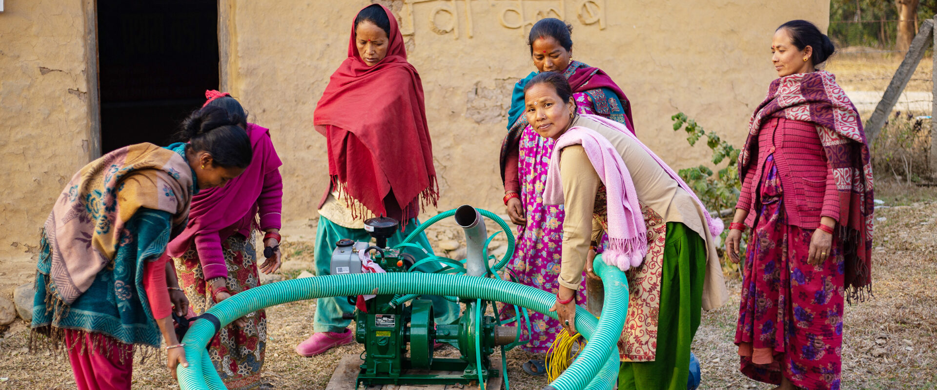 Kvinnor i Nepal som arbetar med bevattningspump