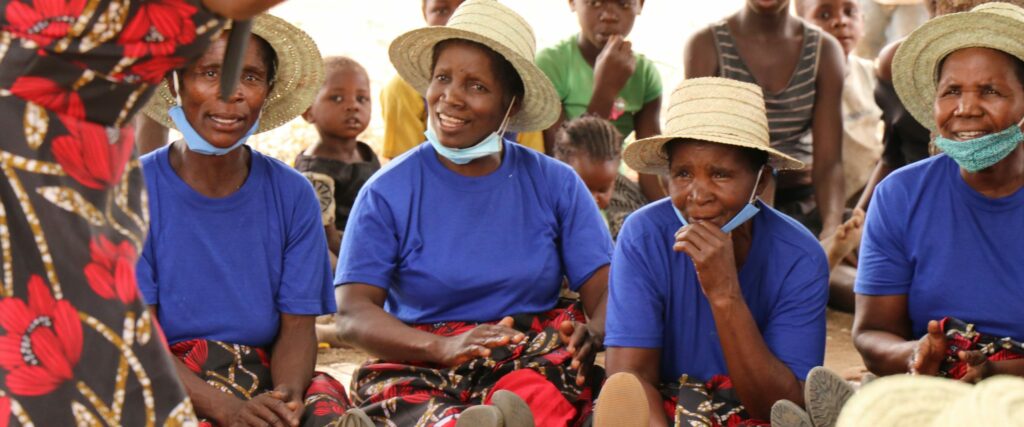 Kvinnor sitter på marken i Malawi