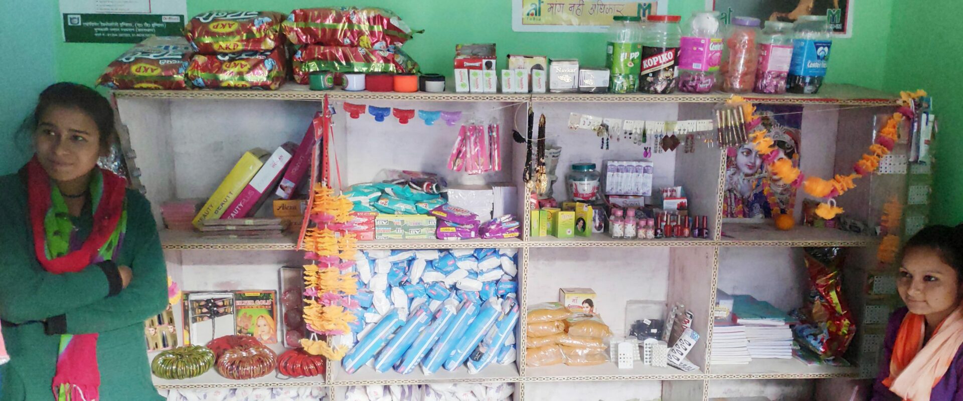 Flickor i en affär med hygienprodukter