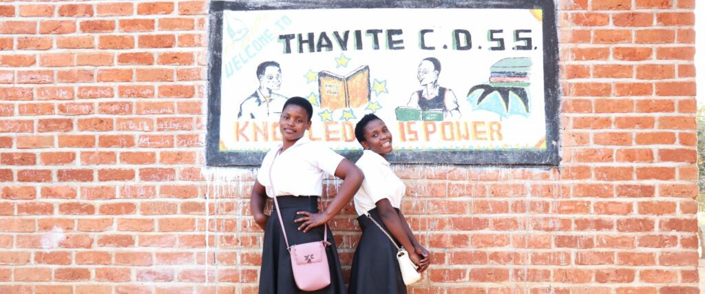 Två flickor framför skola i Malawi