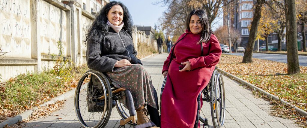 Två kvinnor i rullstol
