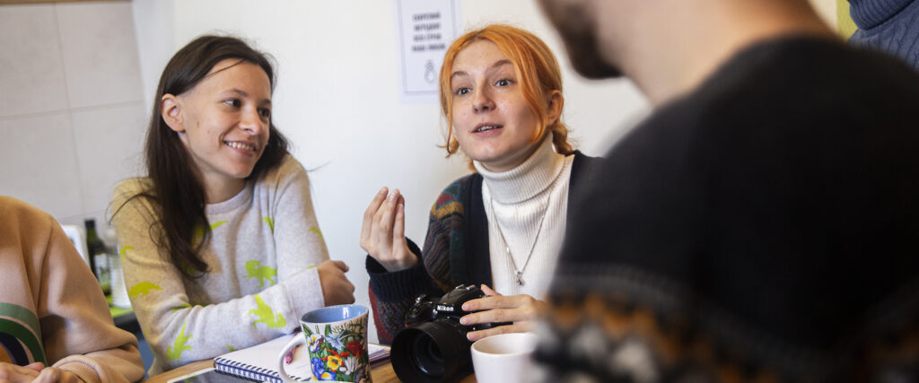 Två kvinnor vid ett bord.