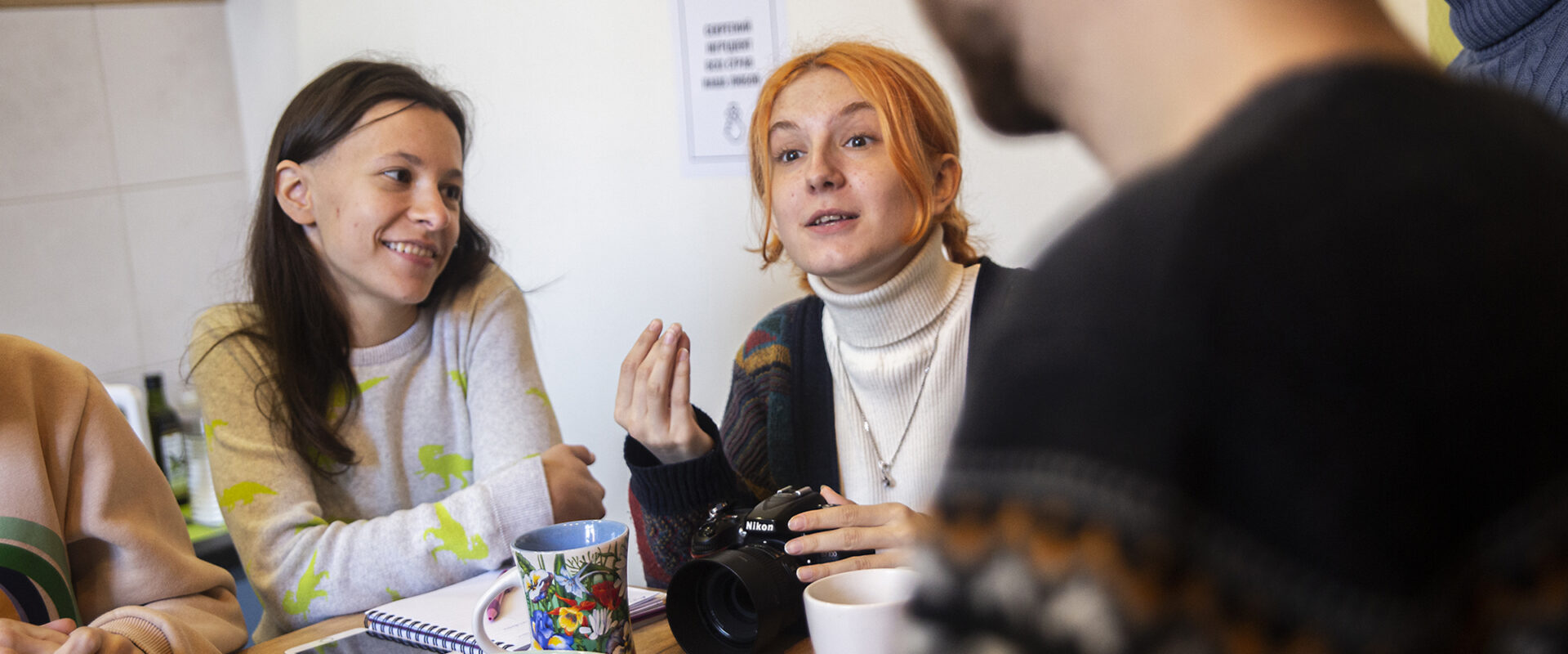 Två kvinnor vid ett bord.