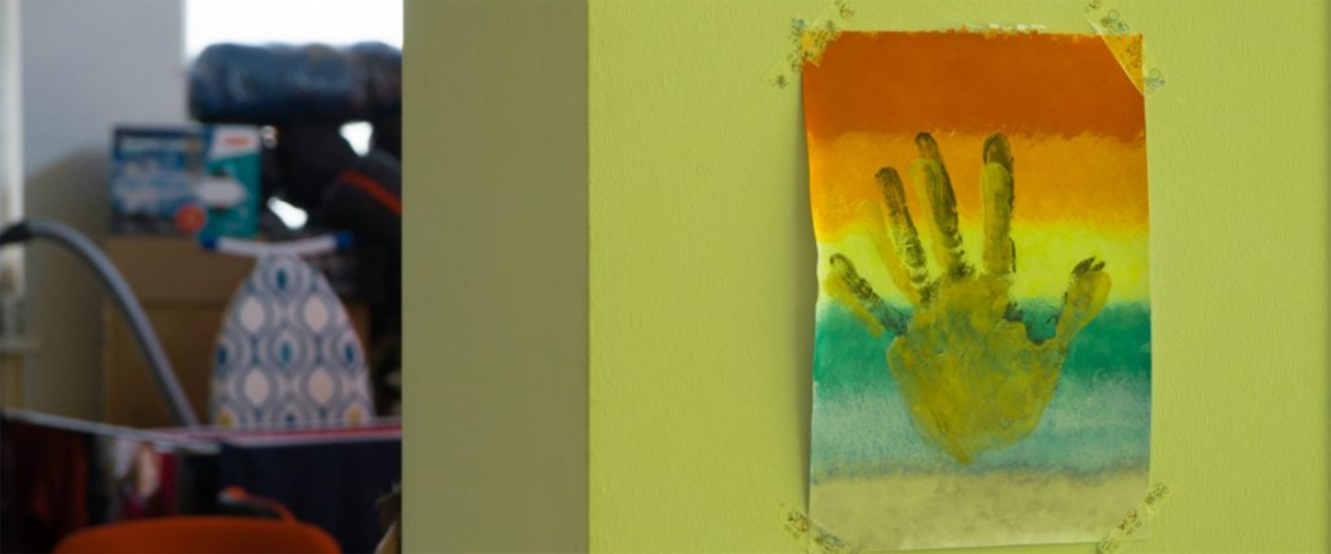 Handavtryck på papper med regnbågsfärger.