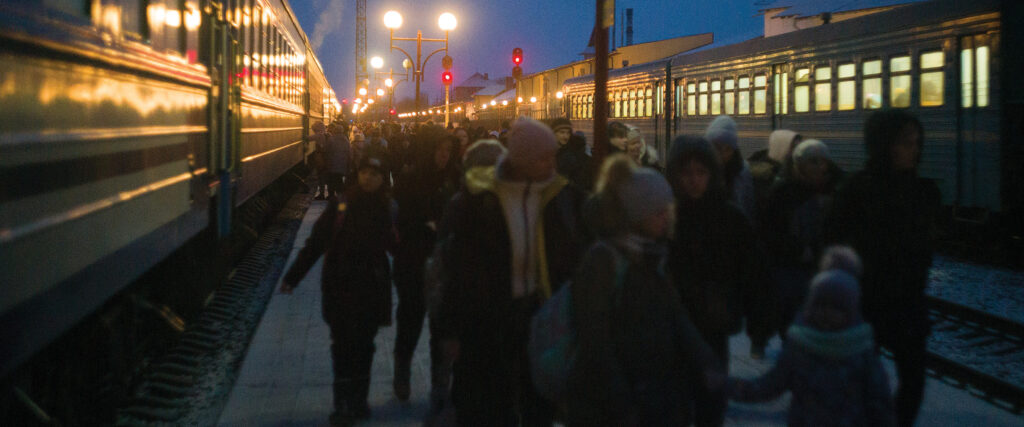 Människor på flykt i Ukraina. Bild från tågstation.