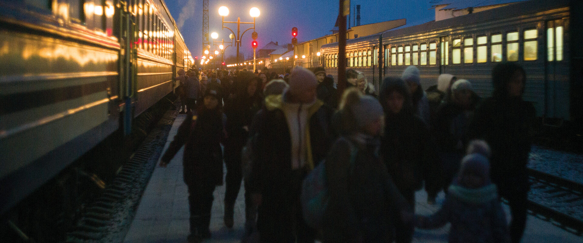 Människor på flykt i Ukraina. Bild från tågstation.