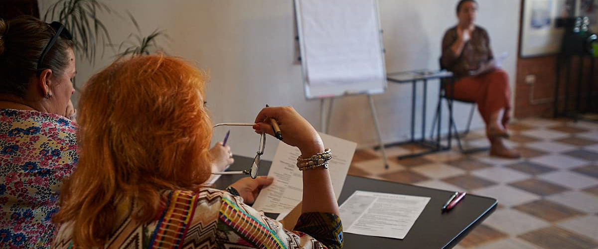 Kvinna i studielokal i Ukraina.