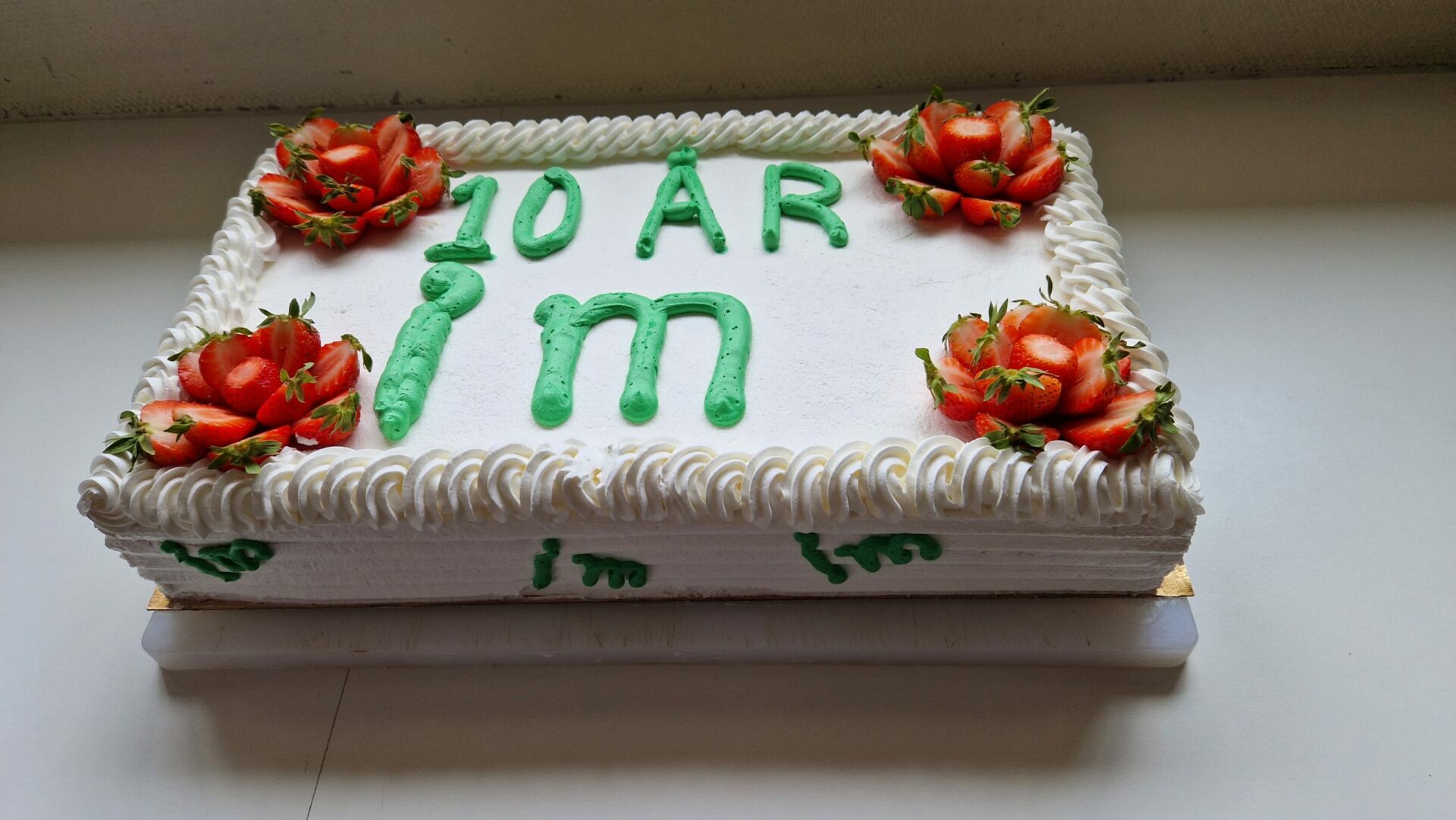 Bild på tårta där det står IM 10 år.