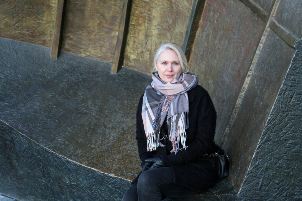 Bild tagen utomhus i Västerås, på Iryna som flytt från Ukraina.